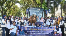 Pj Wako Padang Andree Algamar didampingi Pj Ketua TP PKK Vanny Andree Algamar melepas kontingen PKK Kota Padang mengikuti Jambore Kader PKK Berprestasi Tingkat Sumbar, Senin (15/7/2024). 