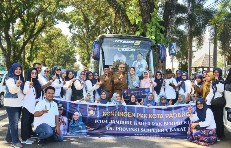 Pj Wako Padang Andree Algamar didampingi Pj Ketua TP PKK Vanny Andree Algamar melepas kontingen PKK Kota Padang mengikuti Jambore Kader PKK Berprestasi Tingkat Sumbar, Senin (15/7/2024). 