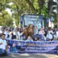 Pj Wako Padang Andree Algamar didampingi Pj Ketua TP PKK Vanny Andree Algamar melepas kontingen PKK Kota Padang mengikuti Jambore Kader PKK Berprestasi Tingkat Sumbar, Senin (15/7/2024). 