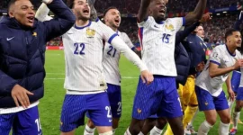 Para pemain timnas Prancis merayakan kemenangan atas Portugal pada perempat final Piala Eropa 2024 di Volksparkstadion, Hamburg, Jumat (5/7/2024). (Foto: IG euro2024)