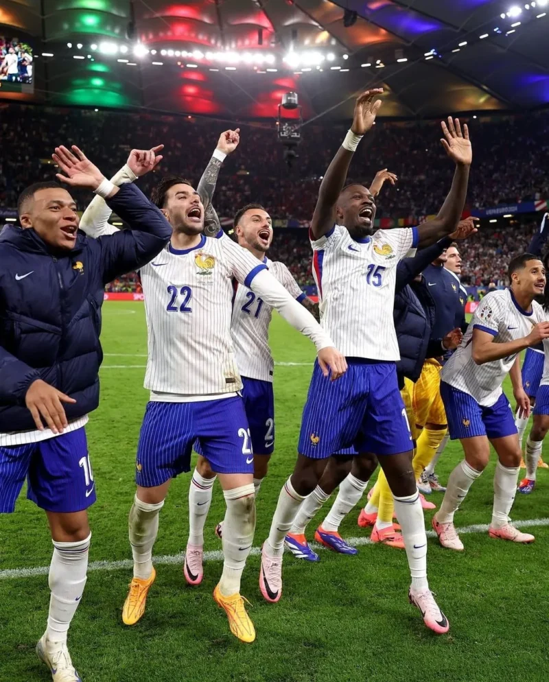 Para pemain timnas Prancis merayakan kemenangan atas Portugal pada perempat final Piala Eropa 2024 di Volksparkstadion, Hamburg, Jumat (5/7/2024). (Foto: IG euro2024)