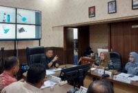 Asisten II Perekonomian dan Pembangunan Setdako, Didi Aryadi saat memimpin rapat di Meeting Room Dinas Perdagangan, Kamis (18/7/2024). (Foto: Diskominfo Padang)