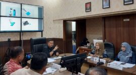 Asisten II Perekonomian dan Pembangunan Setdako, Didi Aryadi saat memimpin rapat di Meeting Room Dinas Perdagangan, Kamis (18/7/2024). (Foto: Diskominfo Padang)
