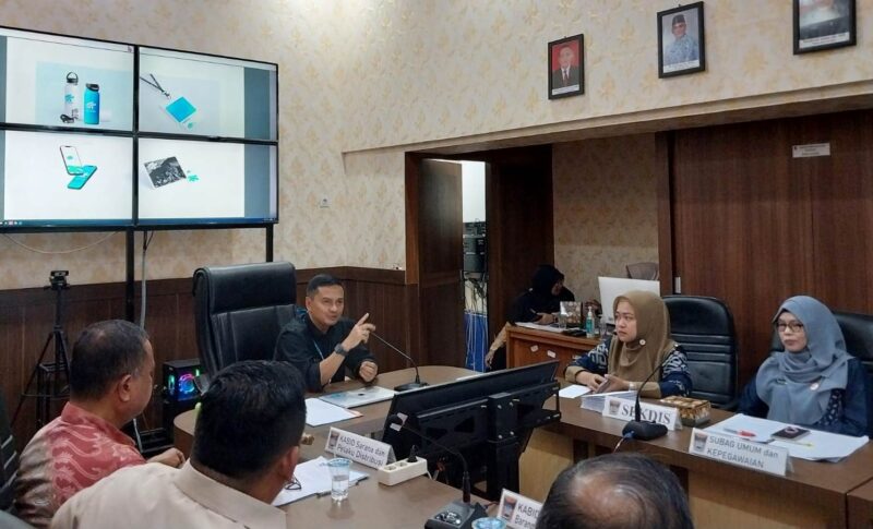 Asisten II Perekonomian dan Pembangunan Setdako, Didi Aryadi saat memimpin rapat di Meeting Room Dinas Perdagangan, Kamis (18/7/2024). (Foto: Diskominfo Padang)