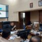 Asisten II Perekonomian dan Pembangunan Setdako, Didi Aryadi saat memimpin rapat di Meeting Room Dinas Perdagangan, Kamis (18/7/2024). (Foto: Diskominfo Padang)