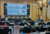 Kabid Kewaspadaan Nasional dan Penanganan Konflik Badan Kesbangpol Padang, Agus Suherman menyampaikan materi saat Sosialisasi Pengawasan Orang Asing di Ruang Abu Bakar Jaar Balai Kota Padang, Jumat (2/8/2024). 