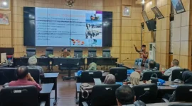 Kabid Kewaspadaan Nasional dan Penanganan Konflik Badan Kesbangpol Padang, Agus Suherman menyampaikan materi saat Sosialisasi Pengawasan Orang Asing di Ruang Abu Bakar Jaar Balai Kota Padang, Jumat (2/8/2024). 