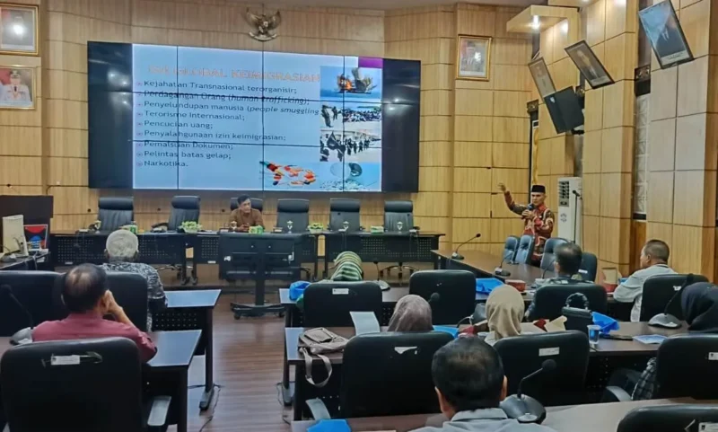 Kabid Kewaspadaan Nasional dan Penanganan Konflik Badan Kesbangpol Padang, Agus Suherman menyampaikan materi saat Sosialisasi Pengawasan Orang Asing di Ruang Abu Bakar Jaar Balai Kota Padang, Jumat (2/8/2024). 