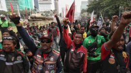 Pengemudi ojol yang tergabung dalam Koalisi Ojol Nasional (KON) berorasi di Patung Kuda, Jalan Medan Merdeka Barat. (Foto: Liputan6.com/Angga Yuniar)