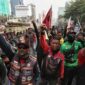 Pengemudi ojol yang tergabung dalam Koalisi Ojol Nasional (KON) berorasi di Patung Kuda, Jalan Medan Merdeka Barat. (Foto: Liputan6.com/Angga Yuniar)