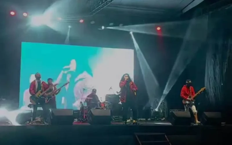 Dplus Band tampil menghibur para pengujung Padang Youth Creative Festival,  Minggu (4/8/2024).
