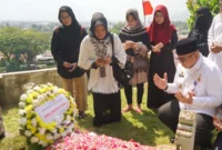 Pj Wali Kota Padang Andree Algamar berdoa di makam Wali Kota Padang pertama Abu Bakar Jaar, Jumat (9/8/2024) pagi. (Foto: Prokopim Padang)