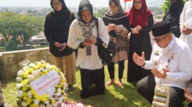 Pj Wali Kota Padang Andree Algamar berdoa di makam Wali Kota Padang pertama Abu Bakar Jaar, Jumat (9/8/2024) pagi. (Foto: Prokopim Padang)