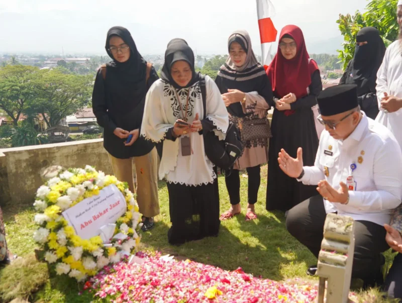 Pj Wali Kota Padang Andree Algamar berdoa di makam Wali Kota Padang pertama Abu Bakar Jaar, Jumat (9/8/2024) pagi. (Foto: Prokopim Padang)