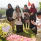 Pj Wali Kota Padang Andree Algamar berdoa di makam Wali Kota Padang pertama Abu Bakar Jaar, Jumat (9/8/2024) pagi. (Foto: Prokopim Padang)