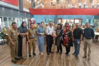 Cucu Marah Roesli menghadiahkan dua foto keluarga Marah Roesli kepada Pemko Padang.