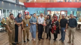 Cucu Marah Roesli menghadiahkan dua foto keluarga Marah Roesli kepada Pemko Padang.