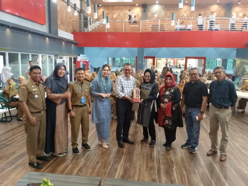 Cucu Marah Roesli menghadiahkan dua foto keluarga Marah Roesli kepada Pemko Padang.