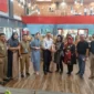Cucu Marah Roesli menghadiahkan dua foto keluarga Marah Roesli kepada Pemko Padang.