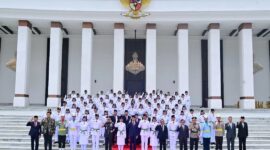 Presiden Jokowi bersama anggota Paskibraka 2024 di Istana Negara, IKN. (Foto: Muchlis Jr-Biro Pers Setpres)