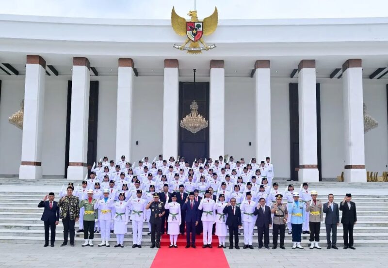Presiden Jokowi bersama anggota Paskibraka 2024 di Istana Negara, IKN. (Foto: Muchlis Jr-Biro Pers Setpres)