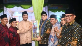 Pj Wali Kota Padang Andree Algamar menyerahkan trophy juara umum MTQN ke-41 Tingkat Kota Padang kepada Camat Kototangah Fizlan Setiawan. (Foto: Prokopim Padang)