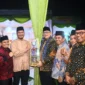 Pj Wali Kota Padang Andree Algamar menyerahkan trophy juara umum MTQN ke-41 Tingkat Kota Padang kepada Camat Kototangah Fizlan Setiawan. (Foto: Prokopim Padang)