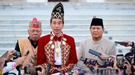Presiden Jokowi menyampaikan keterangan pers usai memimpin Upacara Penurunan Bendera Sang Merah Putih di Istana Negara IKN, Sabtu (17/8/2024). (Foto: BPMI Setpres)