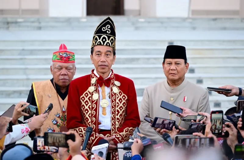 Presiden Jokowi menyampaikan keterangan pers usai memimpin Upacara Penurunan Bendera Sang Merah Putih di Istana Negara IKN, Sabtu (17/8/2024). (Foto: BPMI Setpres)