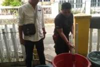 Penyaluran air bersih kepada warga yang terdampak kekeringan. (Foto: BPBD Padang)