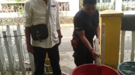 Penyaluran air bersih kepada warga yang terdampak kekeringan. (Foto: BPBD Padang)