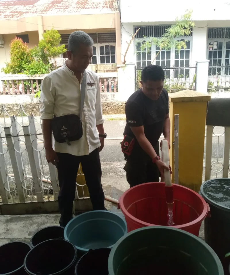 Penyaluran air bersih kepada warga yang terdampak kekeringan. (Foto: BPBD Padang)