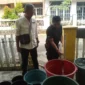 Penyaluran air bersih kepada warga yang terdampak kekeringan. (Foto: BPBD Padang)