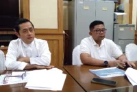 Sekdako Padang Yosefriawan (kanan) didampingi Kepala BKPSDM Mairizon memberikan keterangan pers terkait seleksi CPNS 2024. (Foto: Javanusa.com)
