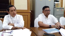 Sekdako Padang Yosefriawan (kanan) didampingi Kepala BKPSDM Mairizon memberikan keterangan pers terkait seleksi CPNS 2024. (Foto: Javanusa.com)