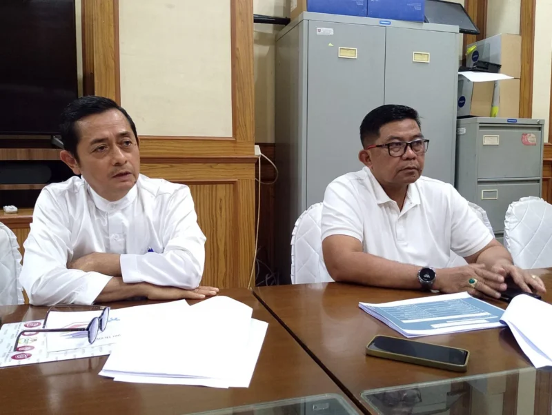 Sekdako Padang Yosefriawan (kanan) didampingi Kepala BKPSDM Mairizon memberikan keterangan pers terkait seleksi CPNS 2024. (Foto: Javanusa.com)