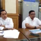 Sekdako Padang Yosefriawan (kanan) didampingi Kepala BKPSDM Mairizon memberikan keterangan pers terkait seleksi CPNS 2024. (Foto: Javanusa.com)