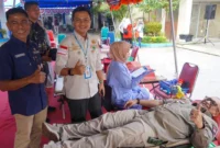 Pj Wali Kota Padang Andree Algamar mengikuti donor darah di Kantor Disdag Padang. (Foto: Prokopim Padang)