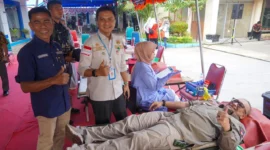 Pj Wali Kota Padang Andree Algamar mengikuti donor darah di Kantor Disdag Padang. (Foto: Prokopim Padang)