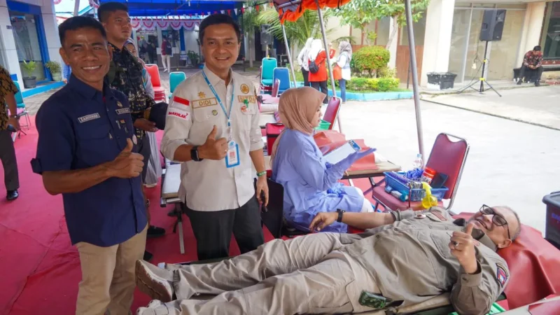 Pj Wali Kota Padang Andree Algamar mengikuti donor darah di Kantor Disdag Padang. (Foto: Prokopim Padang)