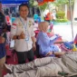 Pj Wali Kota Padang Andree Algamar mengikuti donor darah di Kantor Disdag Padang. (Foto: Prokopim Padang)