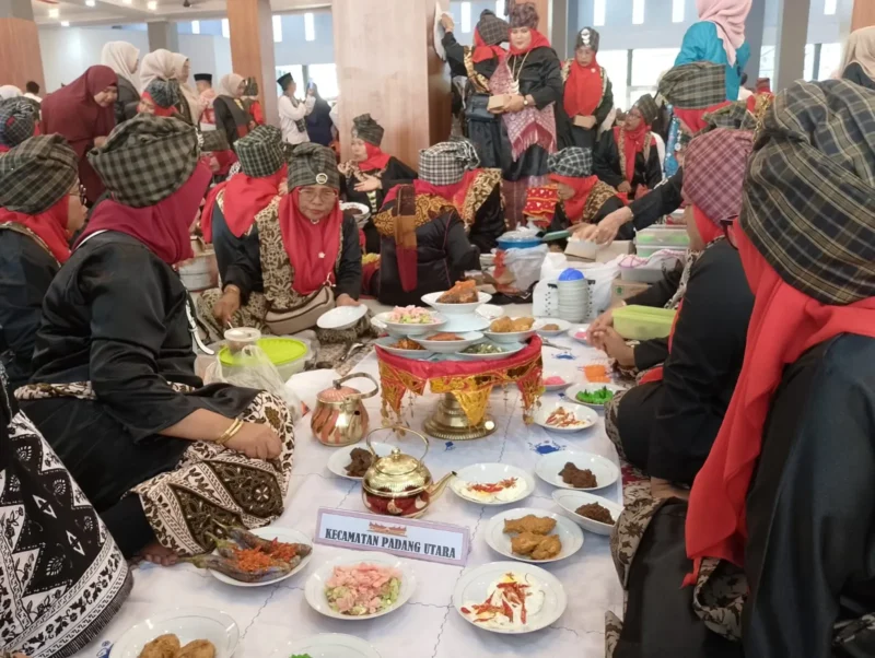 Suasana Festival Makan Bajamba di Gedung Youth Center, Sabtu (3/8/2024). (Foto: Javanusa.com)