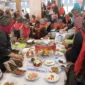 Suasana Festival Makan Bajamba di Gedung Youth Center, Sabtu (3/8/2024). (Foto: Javanusa.com)