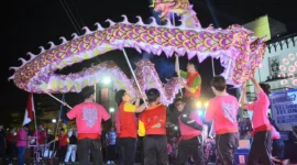 Penampilan atraksi naga saat penutupan Festival Siti Nurbaya 2024. (Foto: Prokopim Padang)