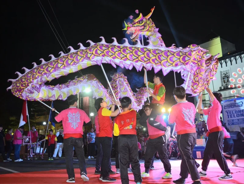 Penampilan atraksi naga saat penutupan Festival Siti Nurbaya 2024. (Foto: Prokopim Padang)