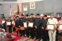 Pj Wali Kota Padang Andree Algamar bersama para penerima pin emas dari Pemko Padang. (Foto: Diskominfo Padang)