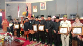 Pj Wali Kota Padang Andree Algamar bersama para penerima pin emas dari Pemko Padang. (Foto: Diskominfo Padang)