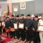 Pj Wali Kota Padang Andree Algamar bersama para penerima pin emas dari Pemko Padang. (Foto: Diskominfo Padang)