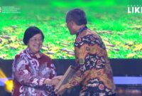 Pj Wali Kota Pariaman, Roberia menerima penghargaan dari Menteri LHK RI, Siti Nurbaya di JCC Hall B, Jakarta Pusat, Provinsi DKI Jakarta, Jumat (9/8/2024) sore. (Foto: Diskominfo Kota Pariaman)