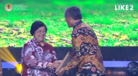 Pj Wali Kota Pariaman, Roberia menerima penghargaan dari Menteri LHK RI, Siti Nurbaya di JCC Hall B, Jakarta Pusat, Provinsi DKI Jakarta, Jumat (9/8/2024) sore. (Foto: Diskominfo Kota Pariaman)